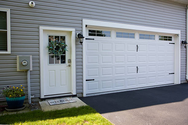 24/7 Emergency Garage Door Panel Replacement experts in El Cenizo, TX